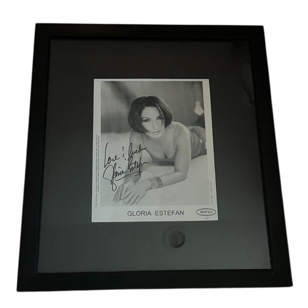 GLORIA ESTEFAN - AUTOGRAPHED‎ SIGNED FRAMED PHOTOGRAPH/PPRINT 15"X17"